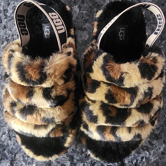 UGG SLIPPERS / FUZZY SLIDES - Picture 2 of 6